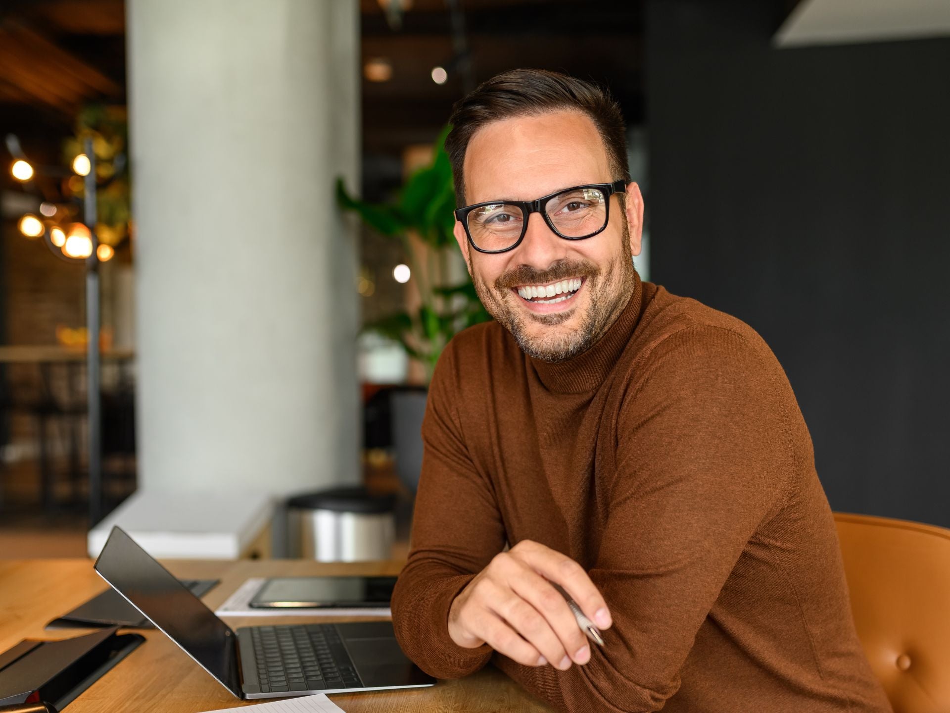 Foto Person mit Laptop