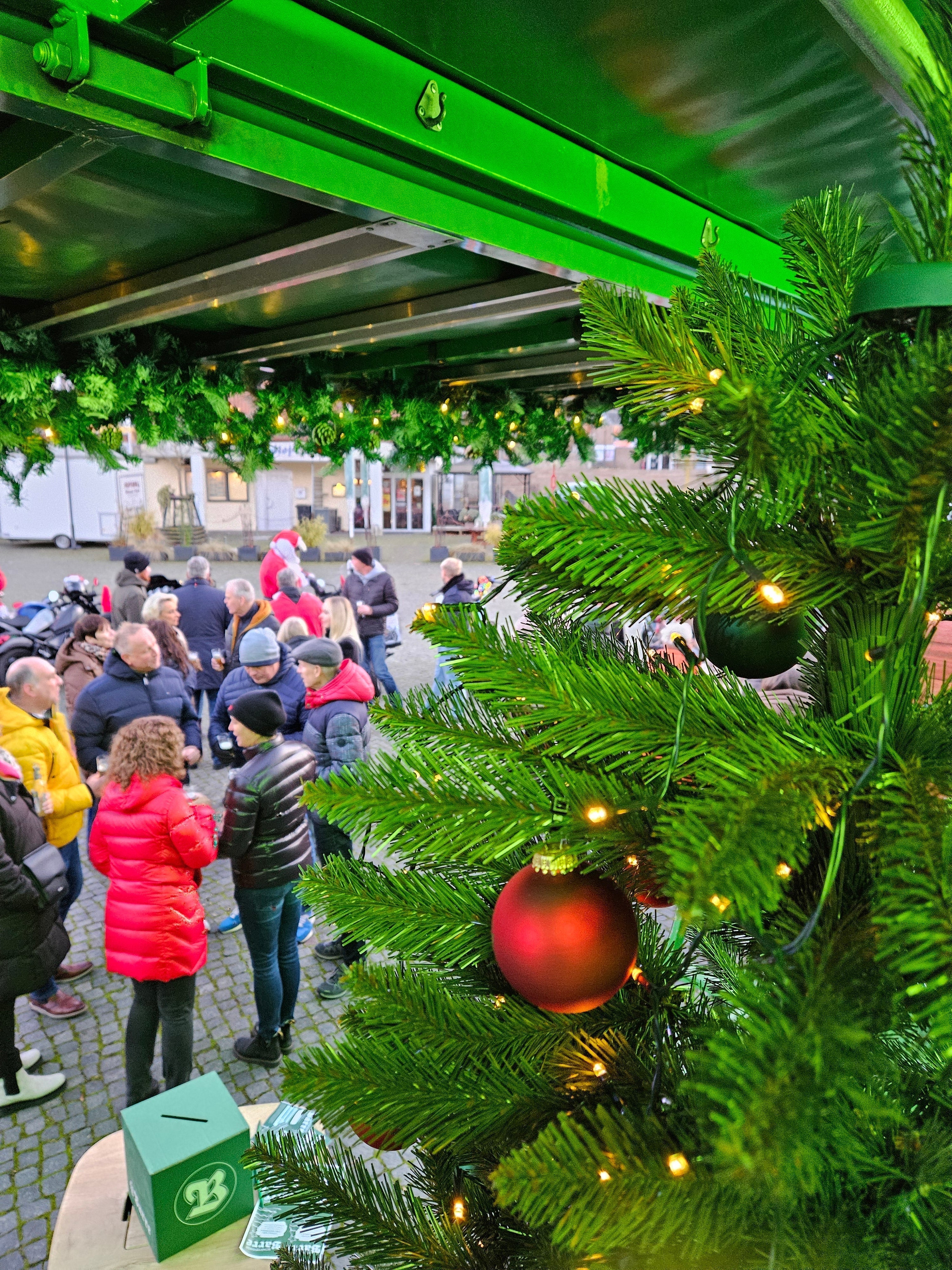 Ausschank unterm Weihnachtsbaum